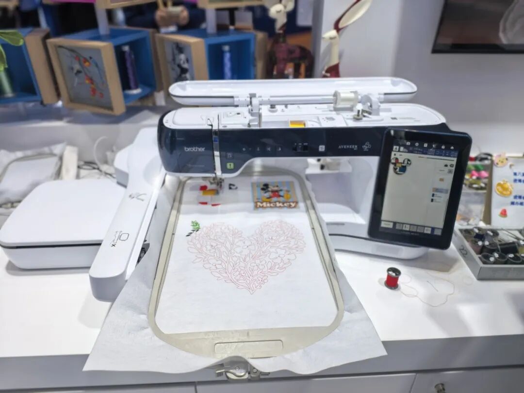 縫繡新品進(jìn)博首秀，開(kāi)啟智能繡花時(shí)代